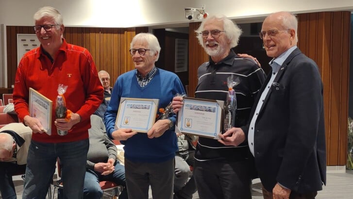 Ger Beikes (uiterst rechts) deelt voor het laatst certificaten uit aan leden die 15 jaar lid zijn: Henk Degelaar, Dick van de Poort en Hans de Vries. 