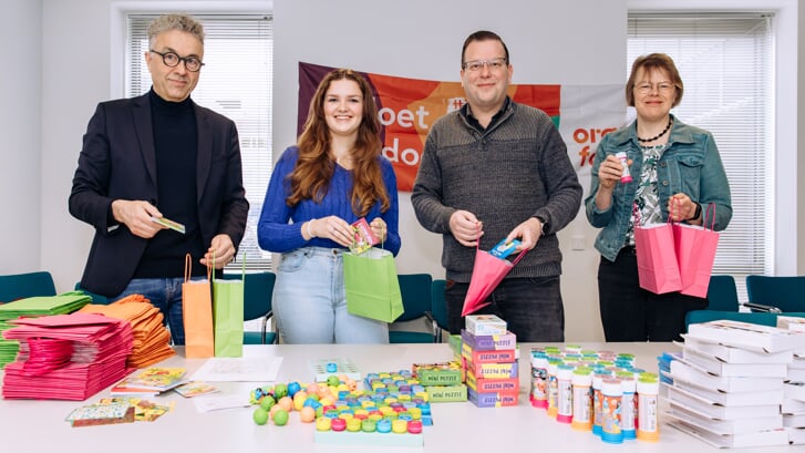 Wethouders helpen met inpakken van goodiebhags (Heijbloemfotografie).