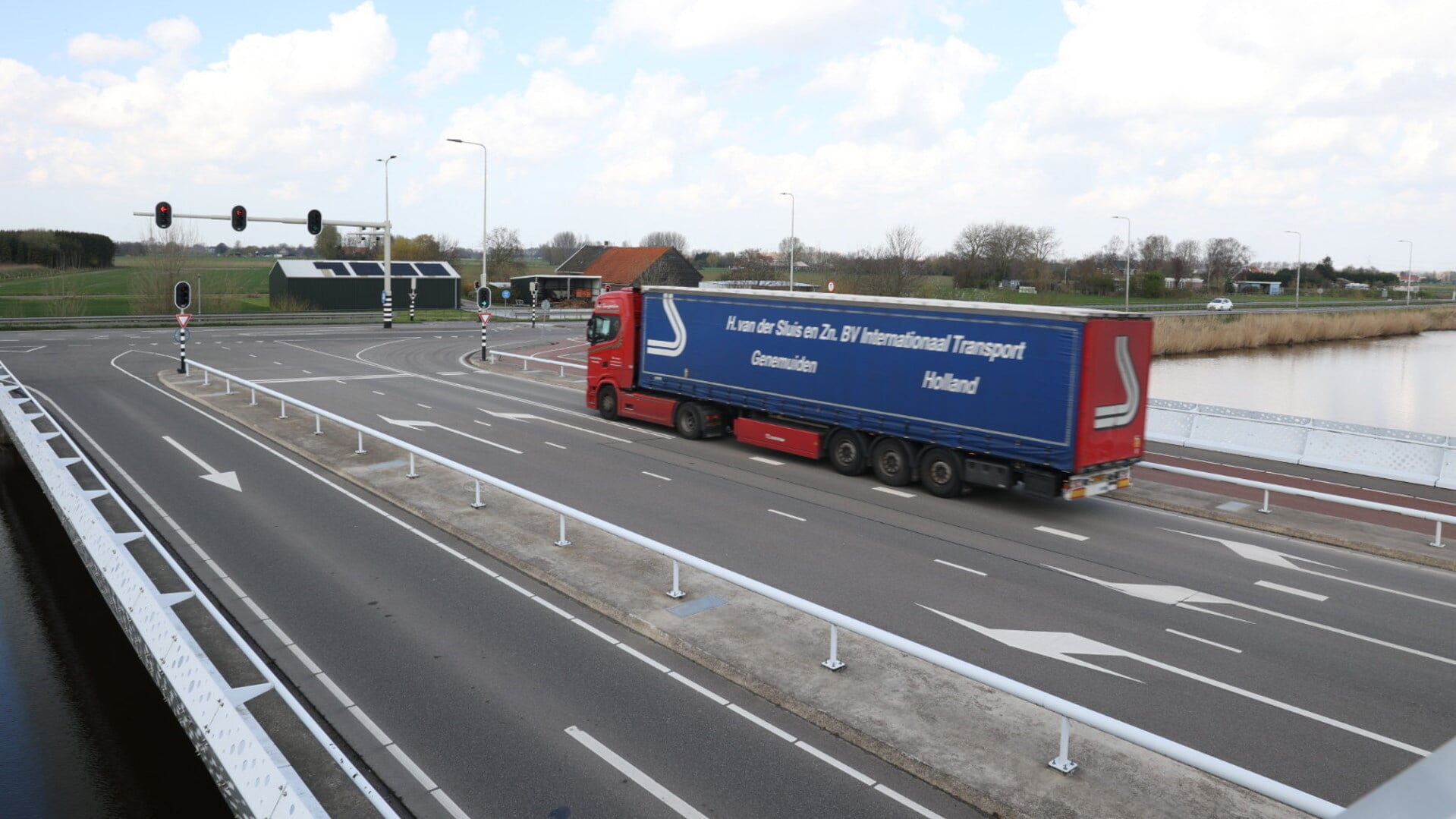 De meeste vrachtwagen slaan vanaf de Brabersebrug niet af richting de Nieuweweg en de N57 maar rechtsaf richting Zwartewaal. Foto: Wil van Balen