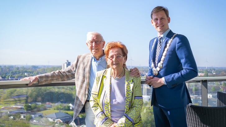 Locoburgemeester Jeroen Postma feliciteerde het echtpaar De Man-Engelaan met hun 70-jarig huwelijk.