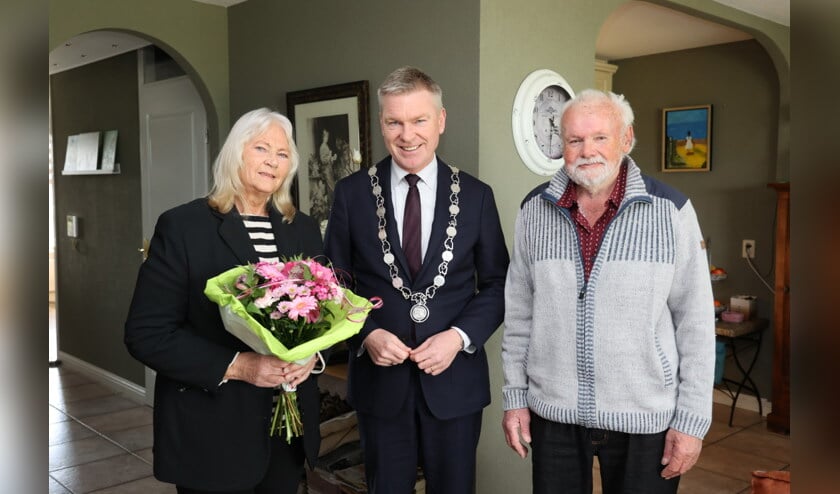 Felicitaties van burgemeester Rehwinkel voor echtpaar Wiegman. 