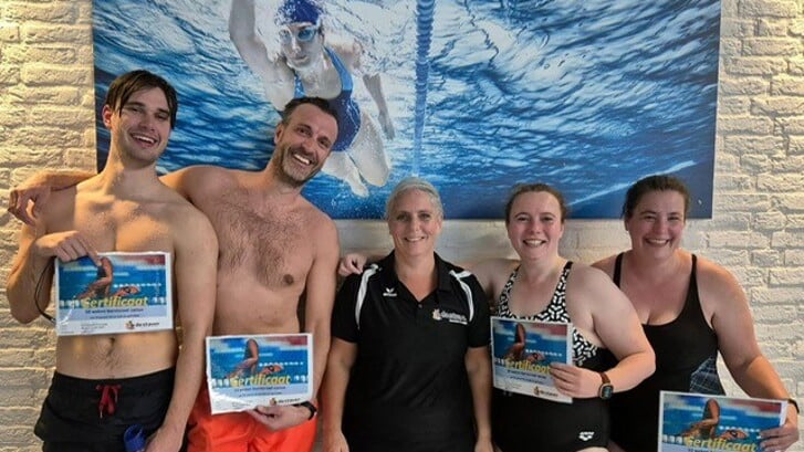 De vier gecertificeerde borstcrawlzwemmers met hun trainer Margaret.