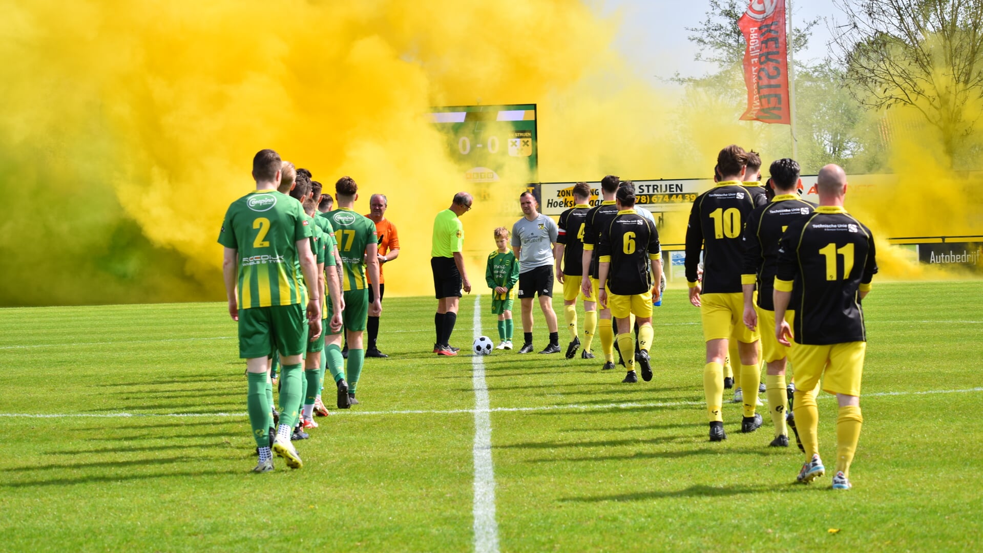Mooie sfeer bij aanvang derby FC Binnenmaas tegen Strijen. (foto: Michiel Manten /PR FC Binnenmaas)