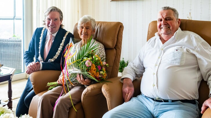 Burgemeester Van Oosten bracht zijn felicitaties over aan het bruidspaar. 