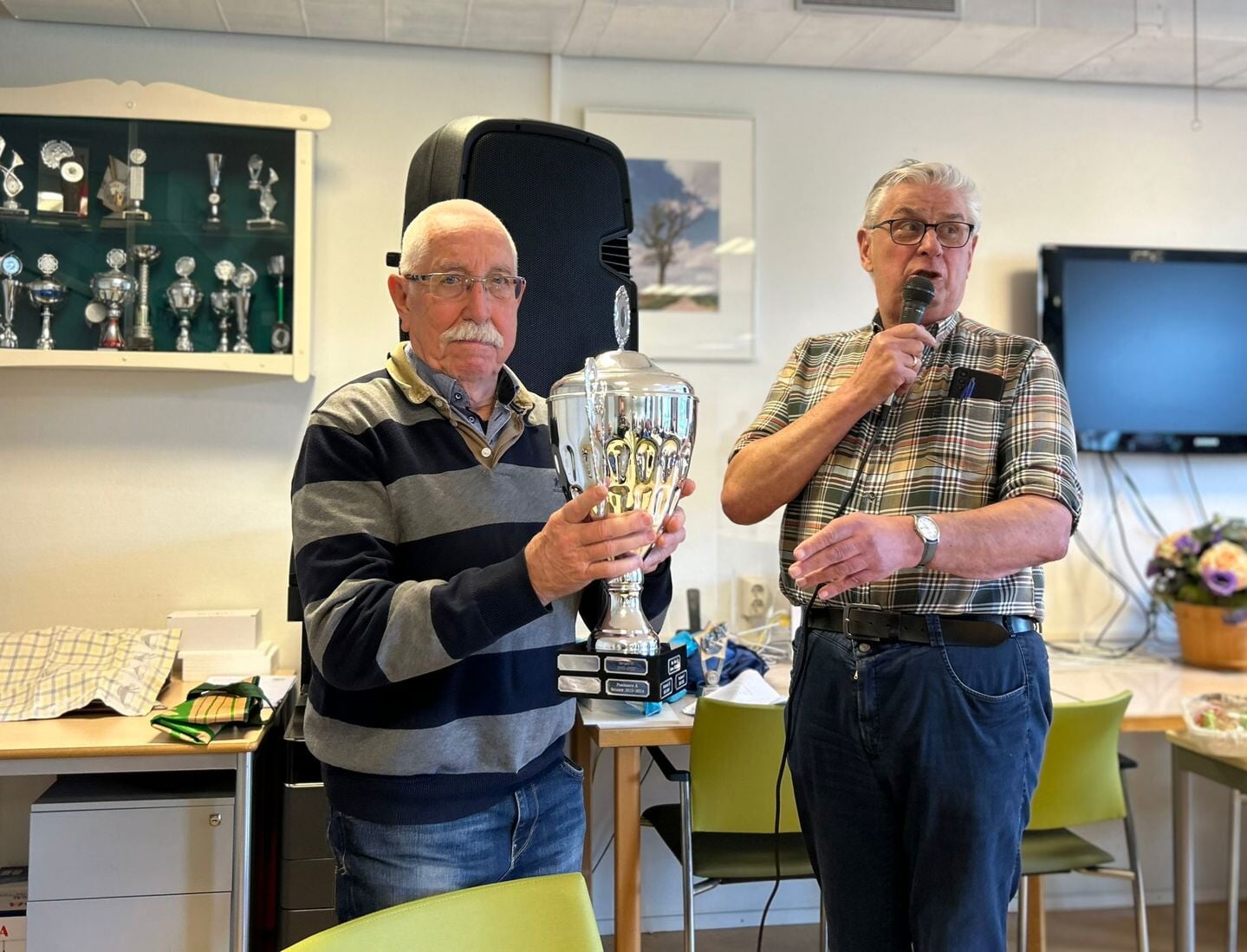 De beker werd uitgereikt door Kees Dubbeldam (competitieleider ASG Hoeksche Waard biljartcompetitie) aan Wim Reuvers (links). 
