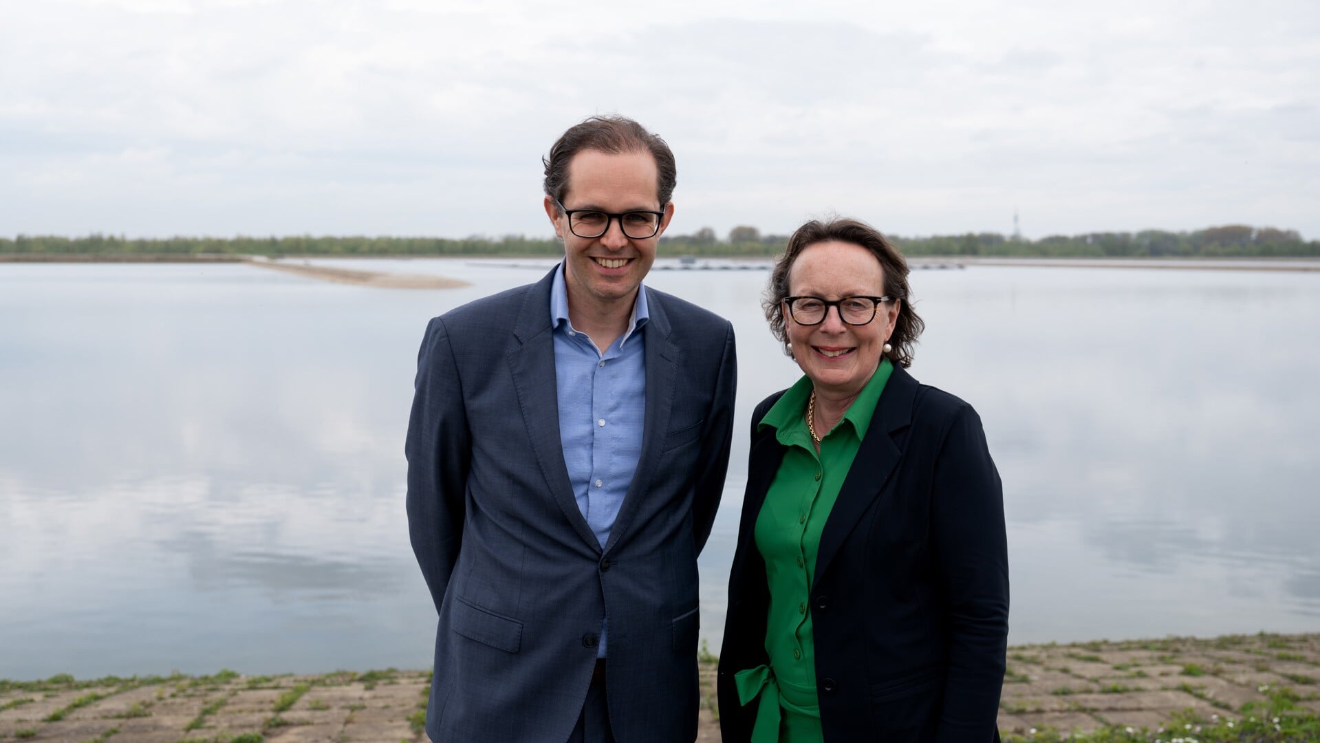 Erwin Leeuwis, directeur Asset Ontwikkeling Eneco en Annette Ottolini, algemeen directeur Evides Waterbedrijf openen het drijvend zonnepark.  