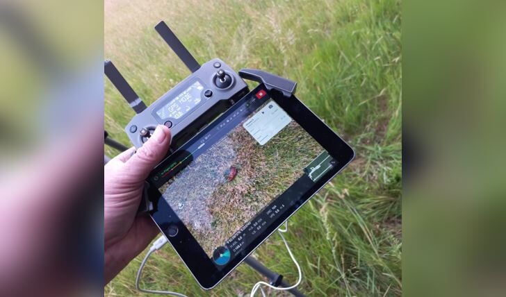 Steeds meer boeren en landeigenaren weten de vrijwillige jagers met een droneteam te vinden. 