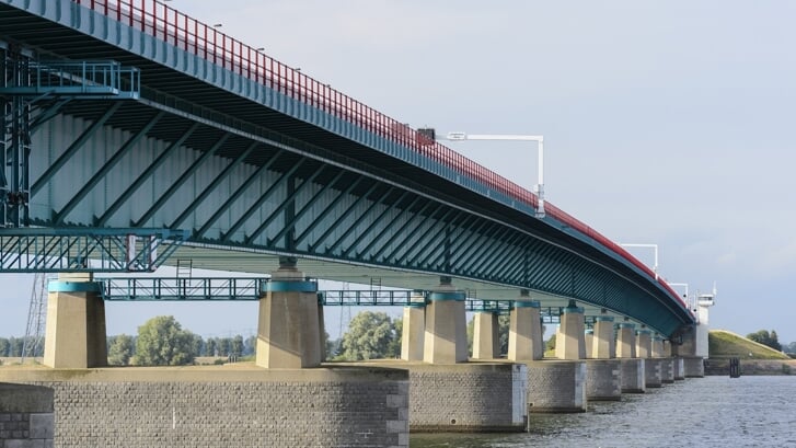 De Haringvlietbrug wordt binnenkort 60. (archieffoto)