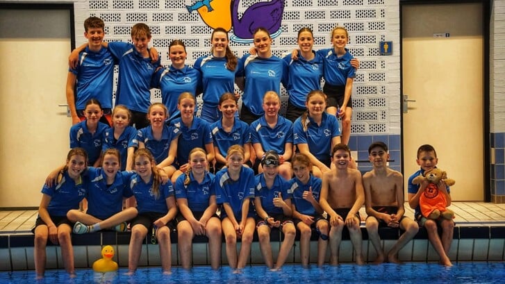 Olympisch zwemster Tessa Giele uit Vierpolders (bovenste rij midden) verzorgde vorige week donderdag een clinic voor de jeugdploeg van ZV De Duck.