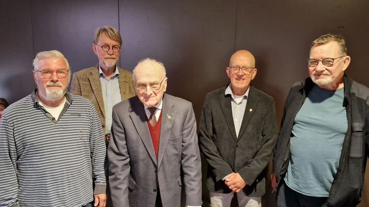 V.l.n.r Martien Blanker (50 jaar lid), Kees de Leng, Arie den Hartog (75 jaar lid), Jan Visser (50 jaar lid) en Ed Lammens.
