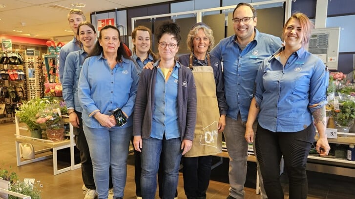 De vertrouwde medewerkers van Albert Heijn Zuid-Beijerland staan vanaf 11 juni weer enthousiast voor je klaar in de vernieuwde winkel. 