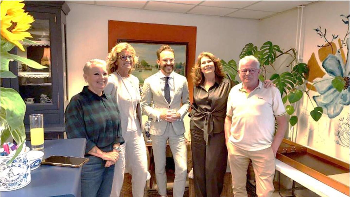 Burgemeester Scheepers en wethouder Priester kwamen, samen met gemeentemedewerkers Van Marion en De Geus, op bezoek.