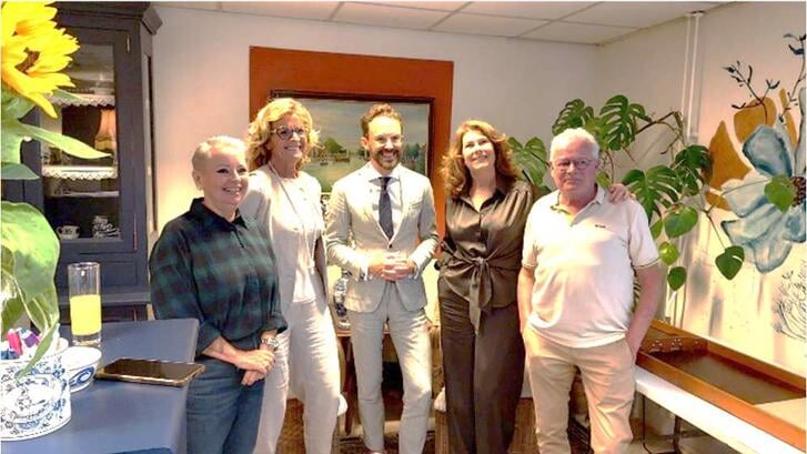 Burgemeester Scheepers en wethouder Priester kwamen, samen met gemeentemedewerkers Van Marion en De Geus, op bezoek.