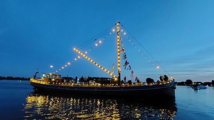 Verlichte schepen tijdens de vlootschouw van Brielle Maritiem.