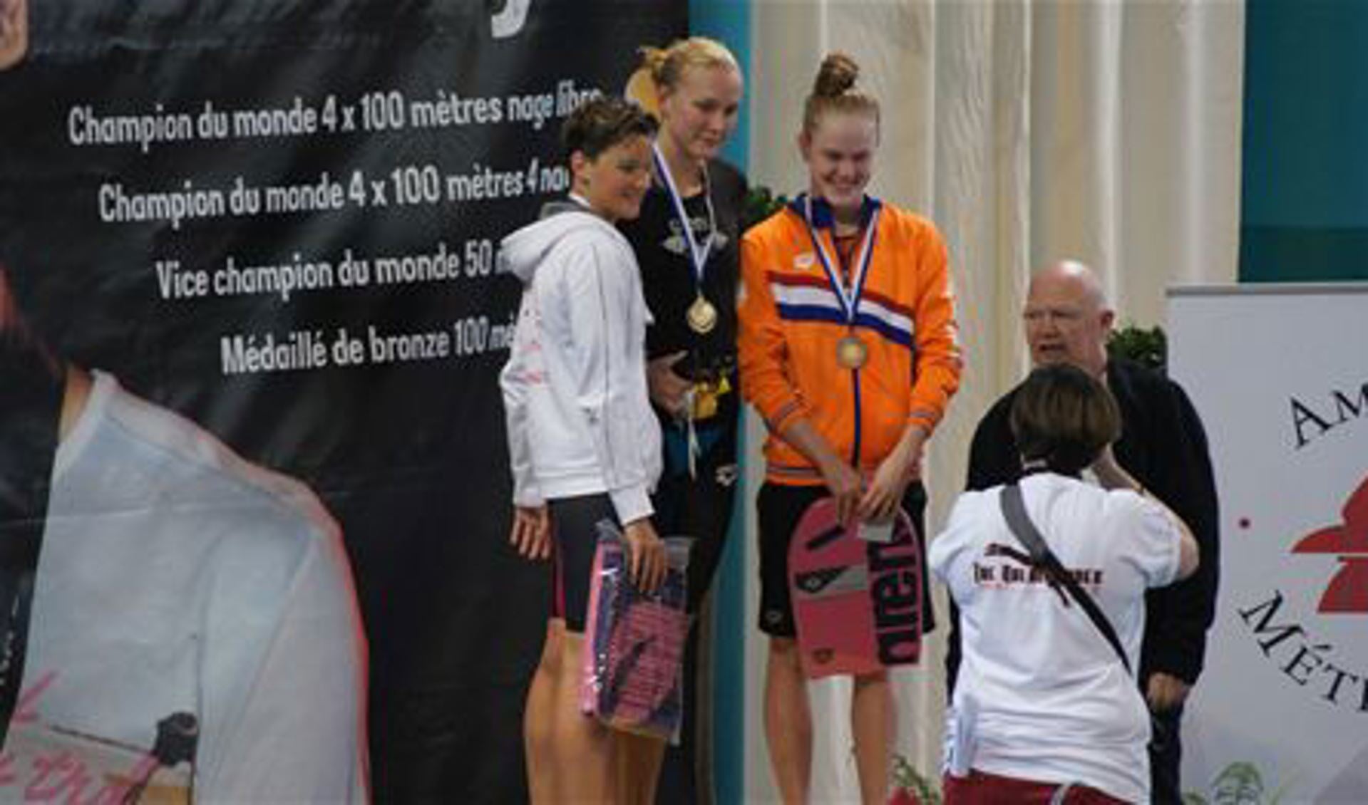 Maaike de Waard (rechts) op podium in Amiens met winnares Sarah Sjöstrom (midden) en Melanie Heniquem