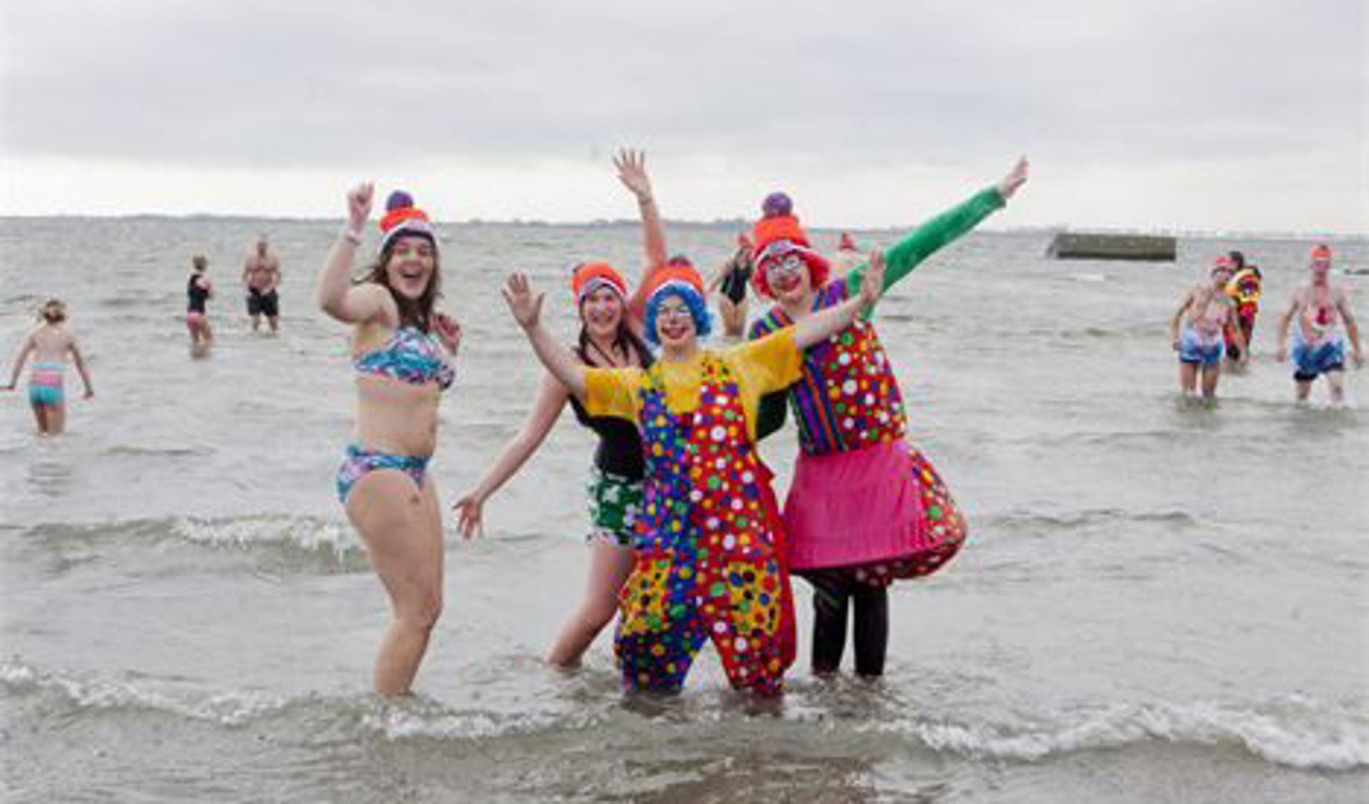 clowns winnen het van bikini's