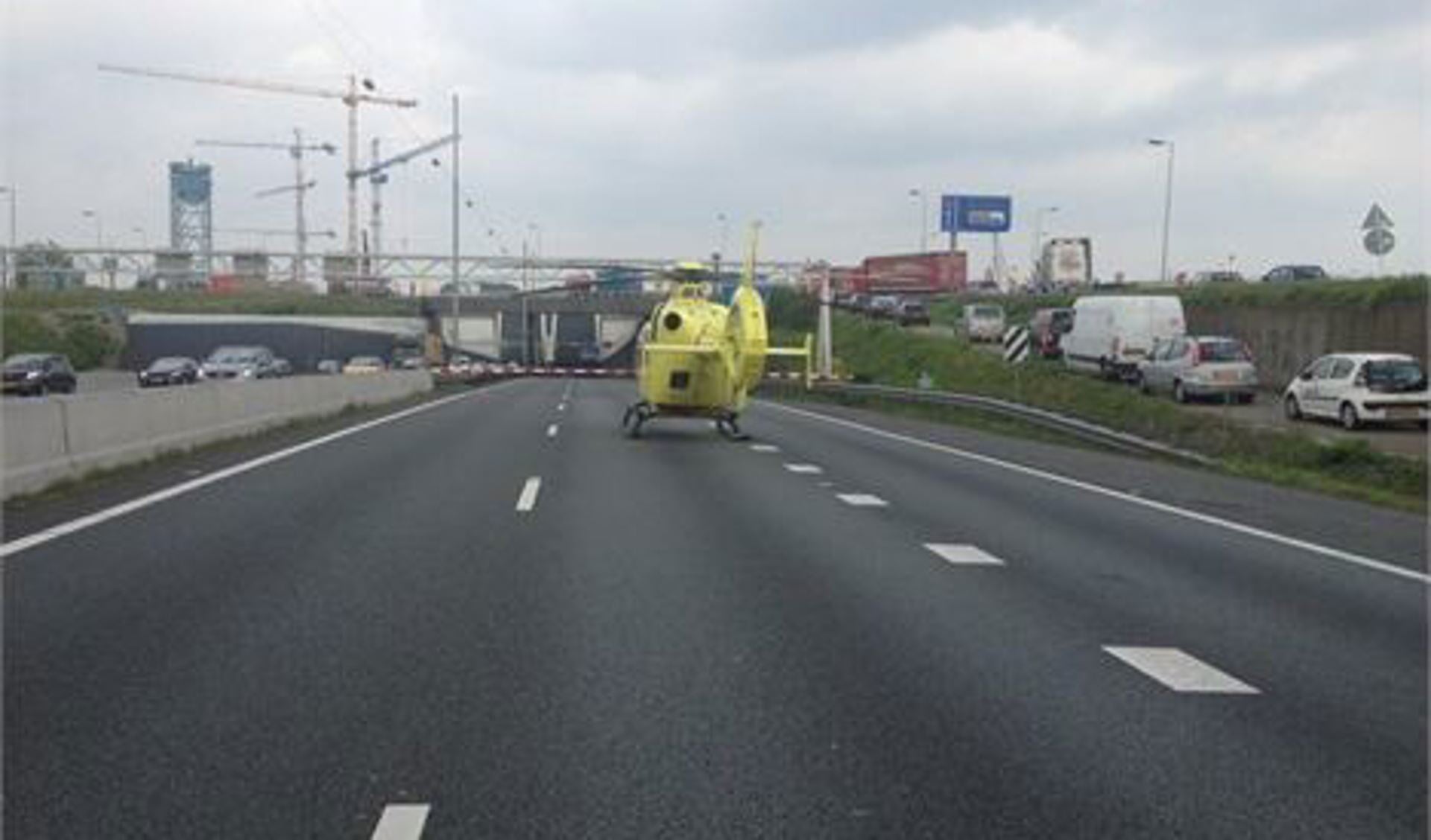 Traumahelikopter landt op de snelweg. Foto's Bergingsbedrijf A. Barendregt.