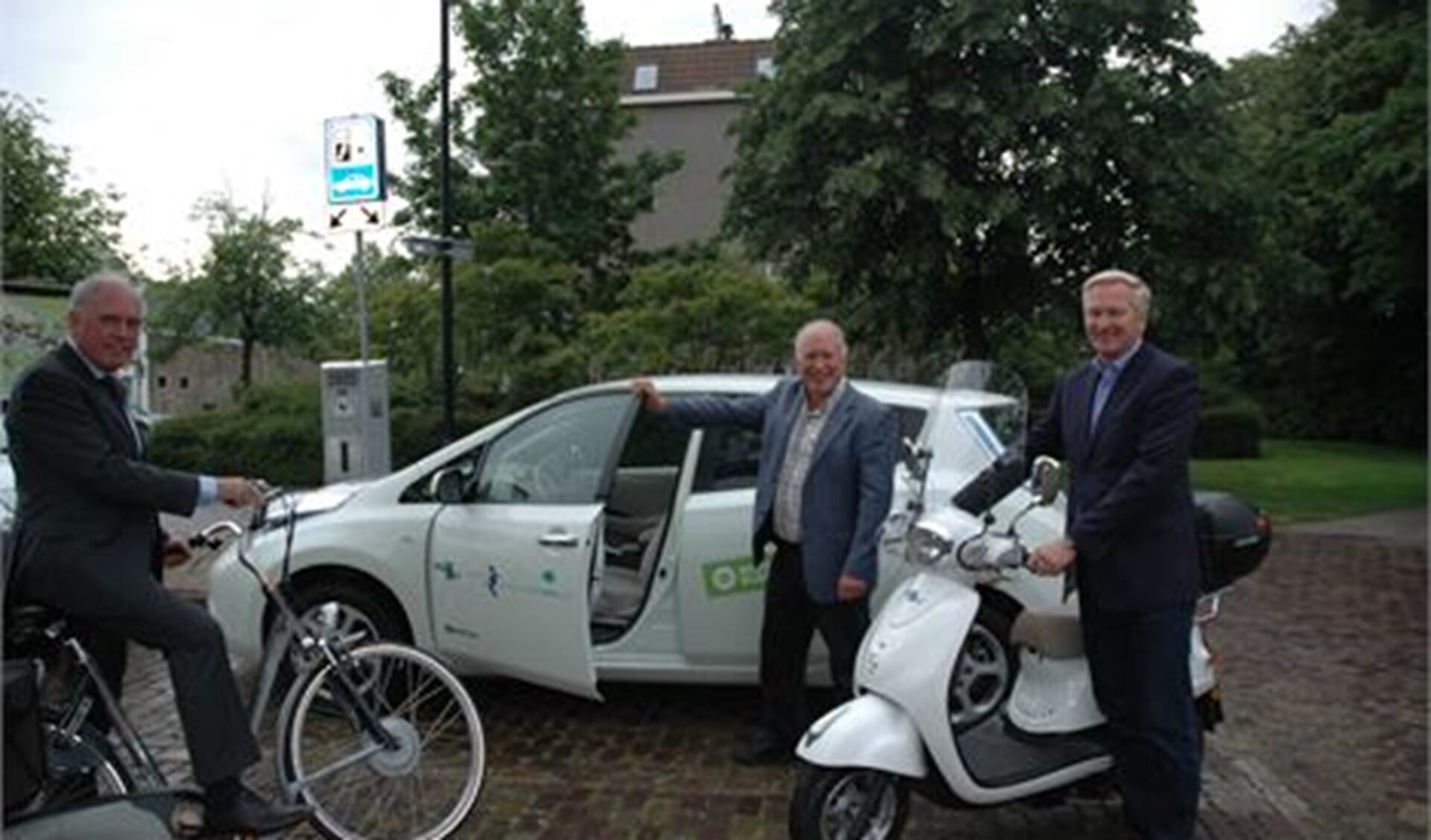 Wethouders  Peter Hofman, Hans van Lith en Hans van der Velde testen de drie elektrische varianten, fiets. auto en scooter.