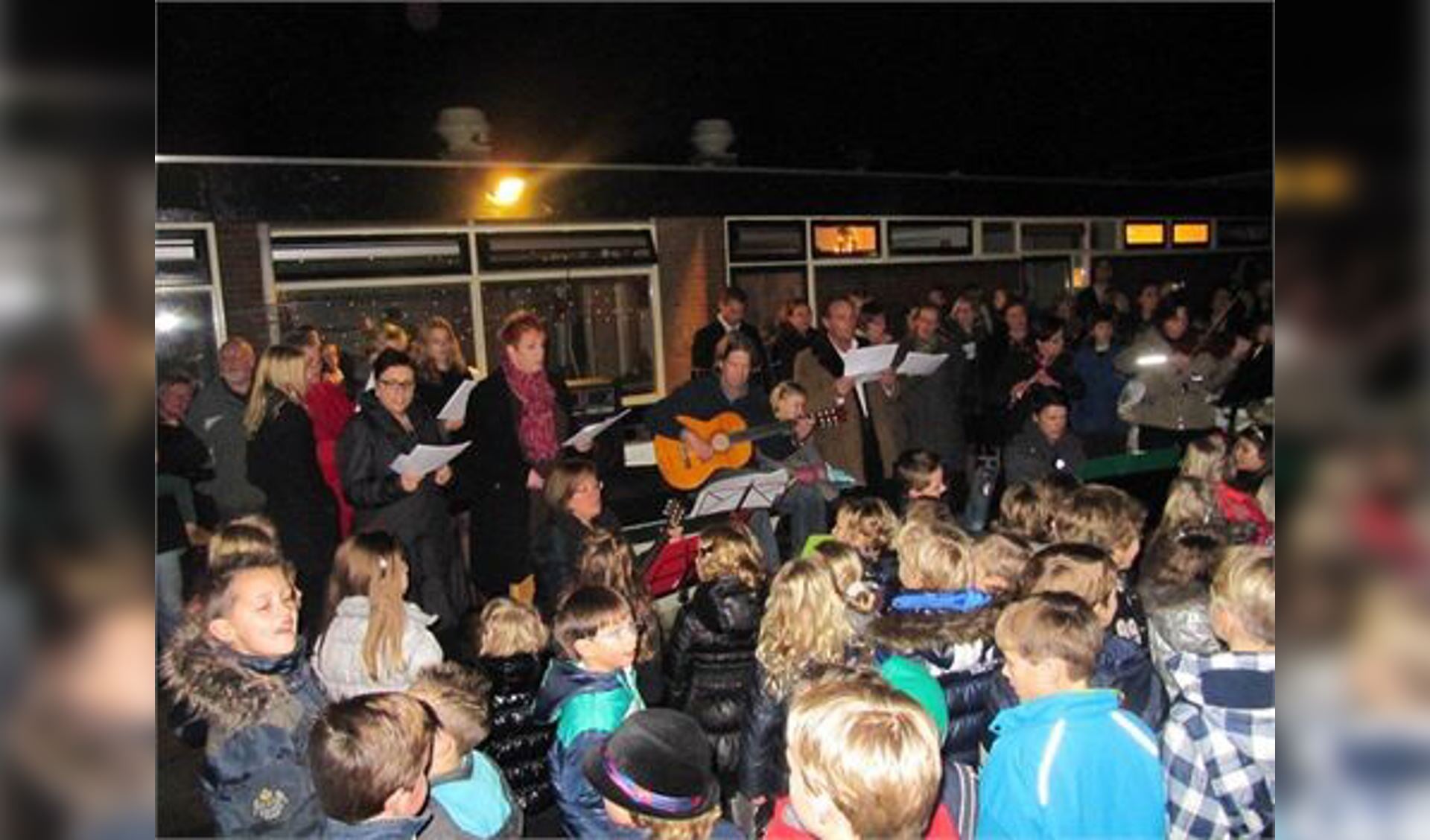 Ook in 2011 gaven kinderen, leerkrachten en ouders een spontaan openluchtconcert op het schoolplein van OBS Het Overbos in Oostvoorne.
