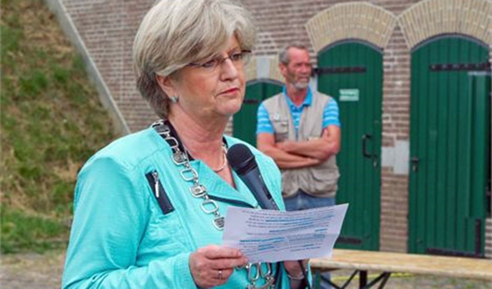 Margriet den Brok geeft het startsein voor de Slag om Hellevoet