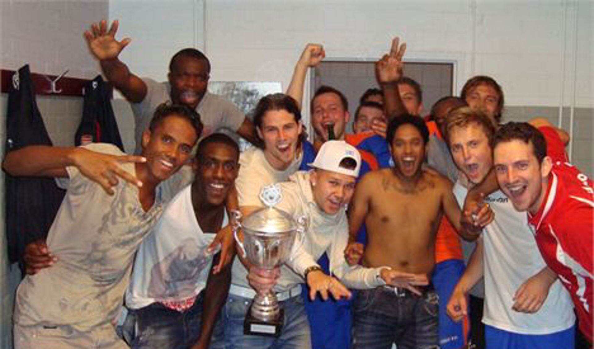 Feest: Zuidland wint voor de 3e keer op rij de Bernisse Cup met voor de 3e keer winnende strafschoppen.