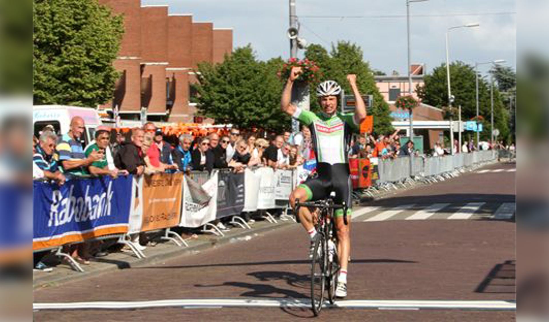 Winnaar Koos Jeroen Kers finisht. Foto: Javelin