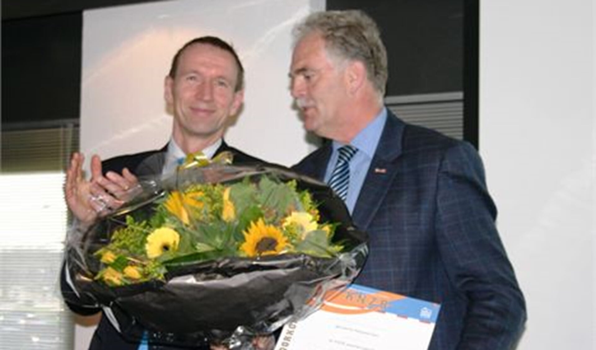 Bondsvoorzitter Erik van Heijningen en wethouder Veerman van de gemeente Alblasserdam met de KNZB waarderingsprijs 2012.