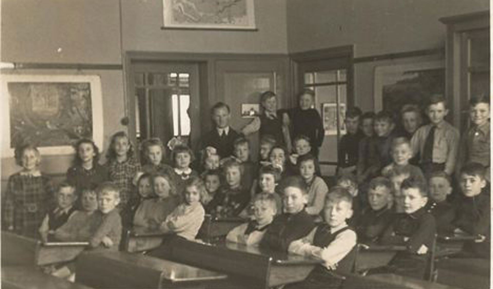 Schoolfoto van de 3e en 4e klas van de school van meester Vermeer, genomen in 1947