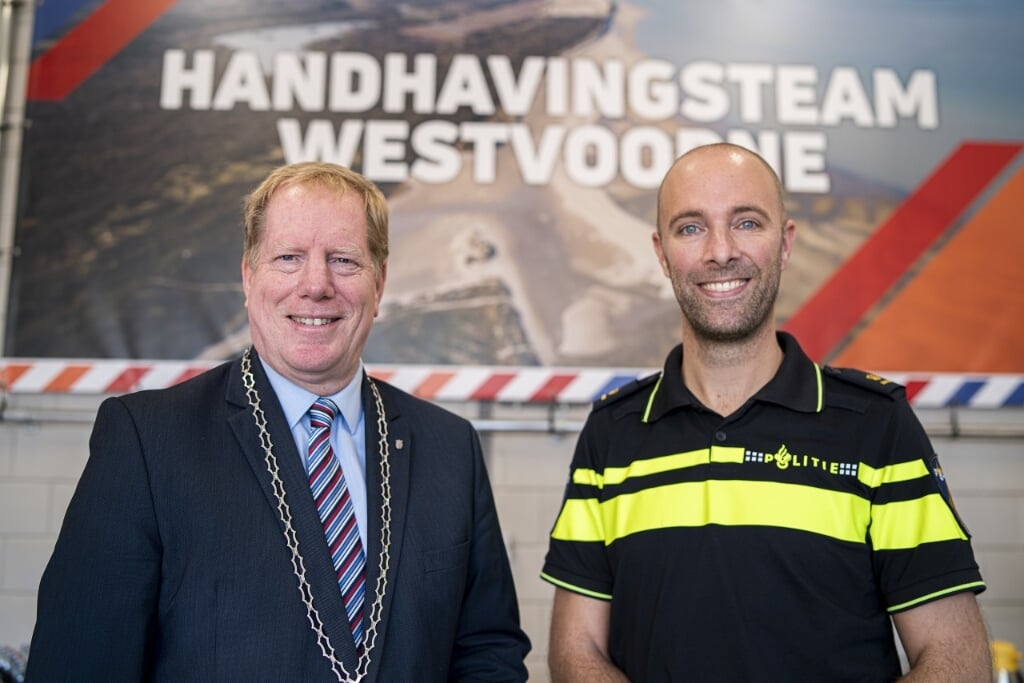 Burgemeester De Jong en teamchef Van Doorn 