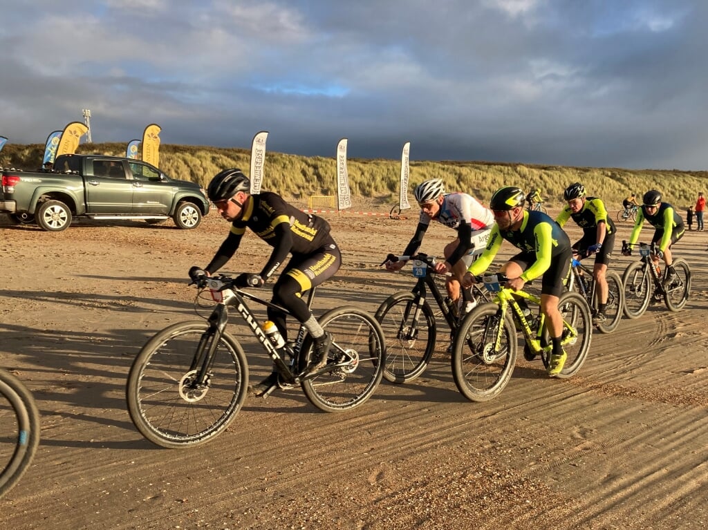 Het team van Cyclingteam Flakkee onder aanvoering van John Roos (1) was sterk vertegenwoordigd in de eerste editie van de RegioBeachrace de Strandrace van 't Gorsje in Ouddorp. Foto Dan Rolandus
