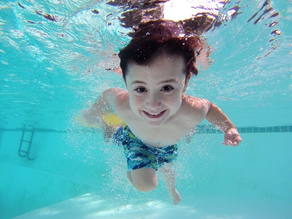 De vele duizenden kinderen die nu niet naar zwemles kunnen komen zet de zwemveiligheid voor de zomer van 2022 direct onder druk. 
