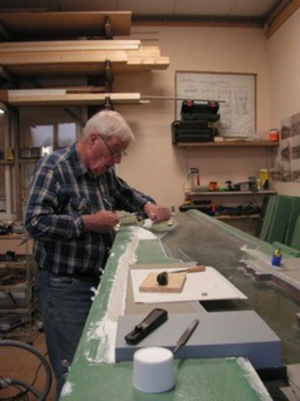 Peter Groenendijk in zijn element. Werken aan zijn hobby: modelbouw.