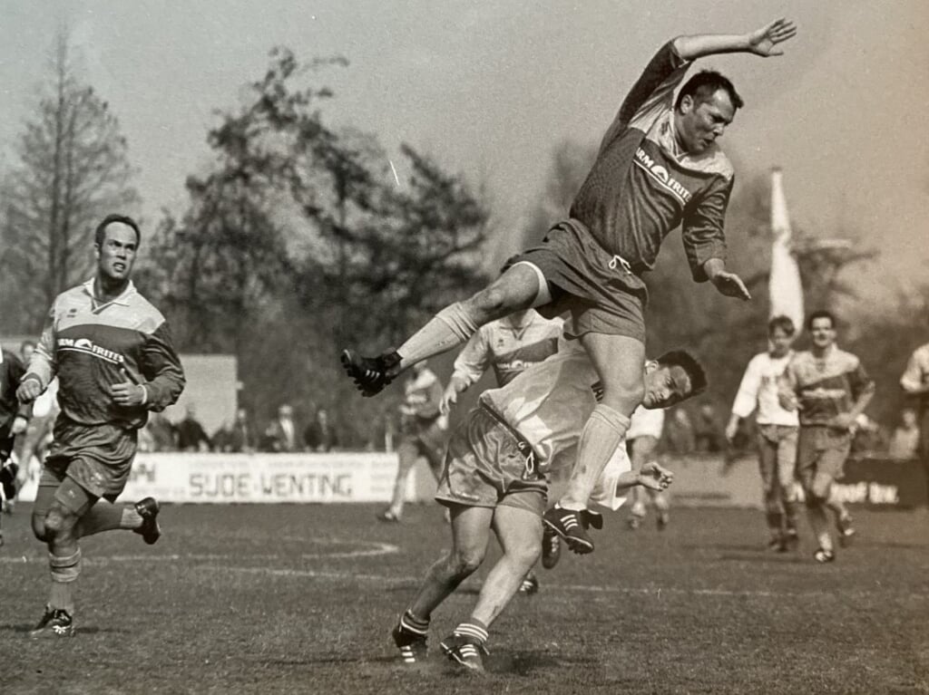 Wim van Duppen (links) houdt de vliegende René Ista in het vizier: ''De derby's tegen Abbenbroek, PFC en Hellevoetsluis (foto 1997) waren altijd leuke wedstrijden voor veel publiek.'' Archieffoto Theo van Kralingen. 
