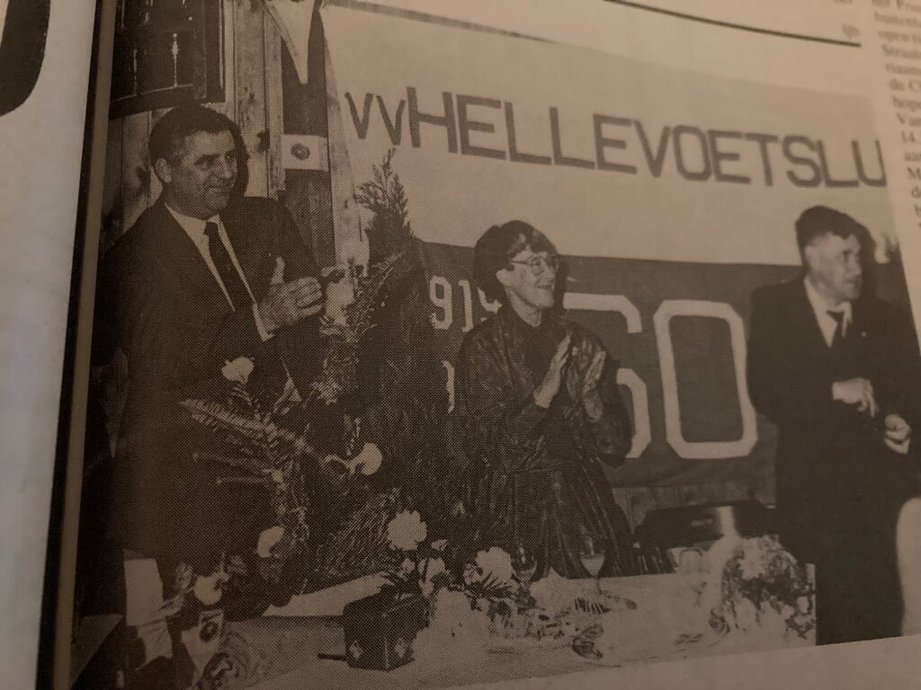 Wim Kievit (rechts) neemt op 4 november 1983 na 20 jaar afscheid als voorzitter van voetbalbalvereniging Hellevoetsluis. Henk Tamboer  neemt de voorzittershamer van hem over. Archief GH.