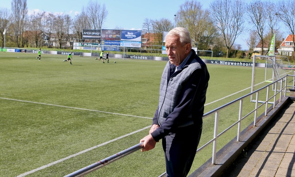Jan Spoon houdt het overzicht over de velden van Nieuwenhoorn, de club waar hij al 72 jaar lid van is. Na 40 jaar is hij gestopt als adviseur van het onderhoud van de velden en consul van de KNVB. Foto TvK.