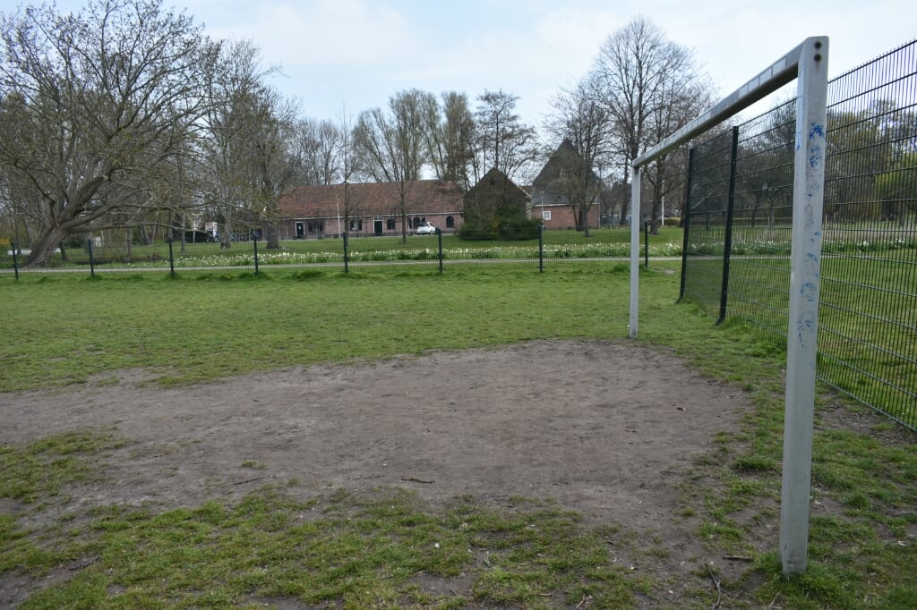Dag knollenveld en hallo kunstgras. Een metamorfose van het voetbalveldje in het Hofpark in Wateringen is aanstaande. Foto: (WB)