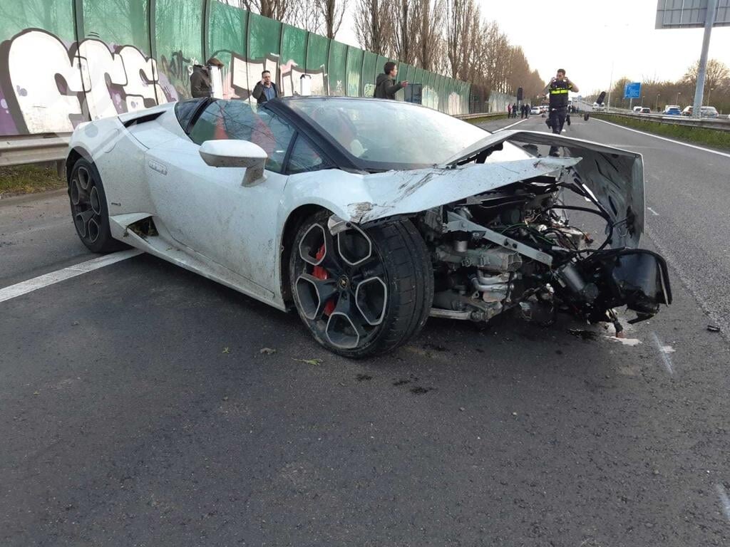 De Lamborghini raakte flink beschadigd bij de botsing tegen de vangrail. Foto: (Politie)