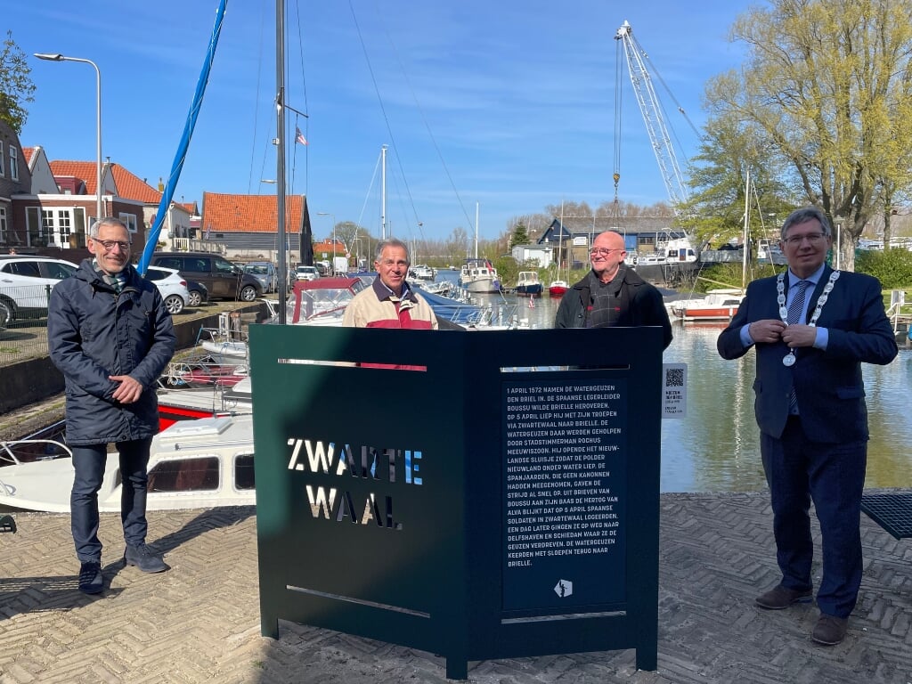  In Zwartewaal heeft burgemeester Gregor Rensen het bord 'Zwartewaal' onthuld.