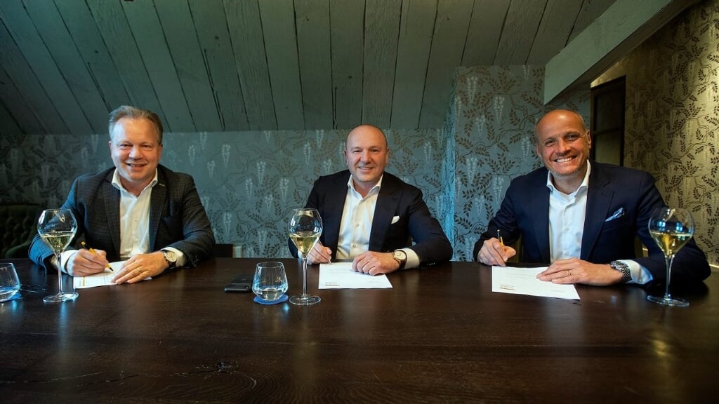Vlnr: Ton van Veen (CFO Jumbo), Edward Koornneef (Algemeen Directeur Koornneef Retailgroep) en Frits van Eerd (CEO Jumbo).