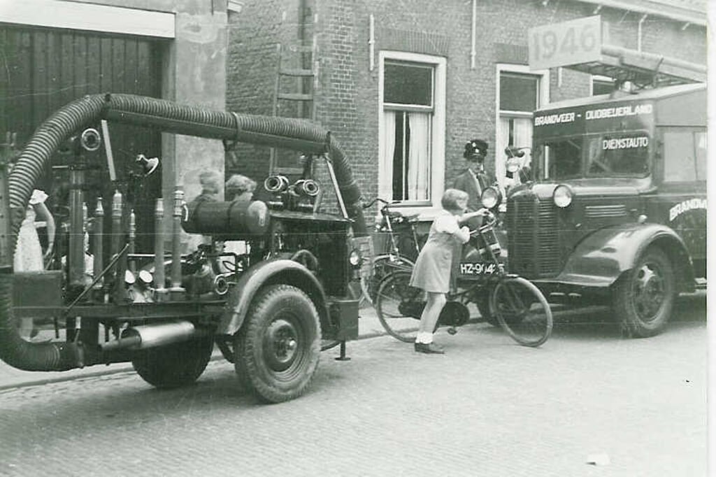 Fraaie historische plaat. In de loop der jaren kreeg de brandweer steeds professioneler materiaal om te blussen. (archieffoto Brandweer Oud-Beijerland) 