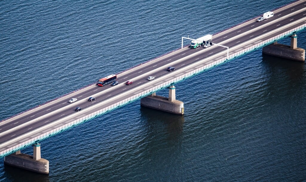 De snelheidsbeperkende maatregelen op de Haringvlietbrug zijn dan wel uitgesteld, maar blijven noodzakelijk volgens Rijkswaterstaat. Er is nog volop overleg gaande.