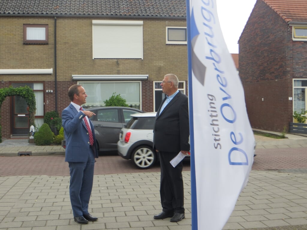 Arie van Pelt (r) van De Overbrugging in gesprek met burgemeester Bram van Hemmen. (foto: pr)