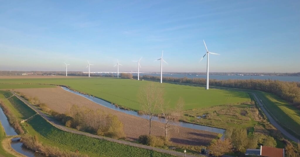 Windmolens op het land. Deze foto is een beeld uit de Regionale Energie Strategie (RES 1.0) van de gemeente Hoeksche Waard. 