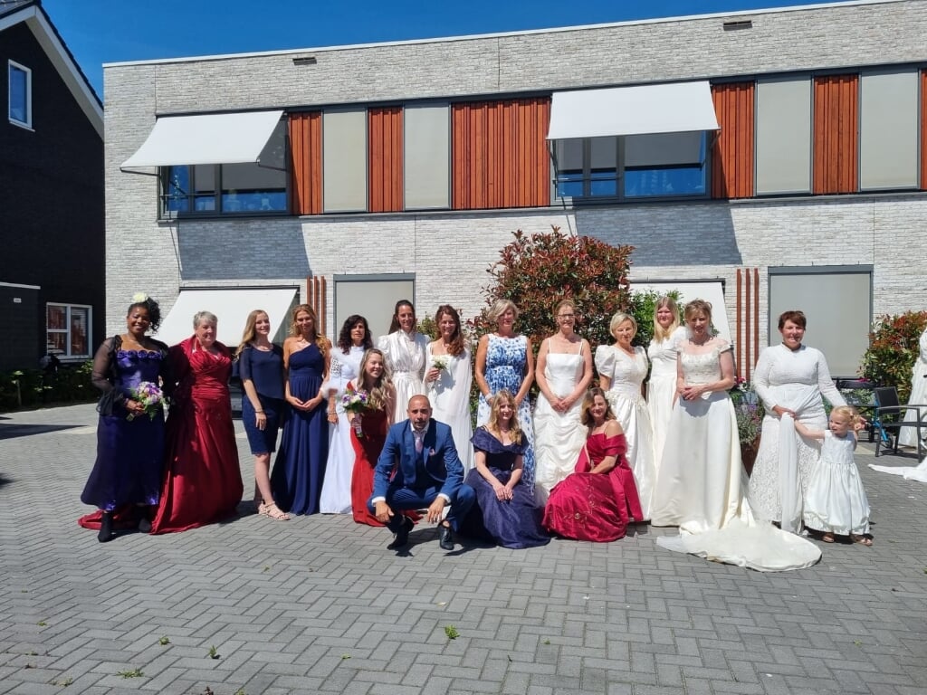 Wat een mooi gezelschap, al die bruiden in zoveel verschillende jurken. En de bruidegom niet te vergeten natuurlijk. 