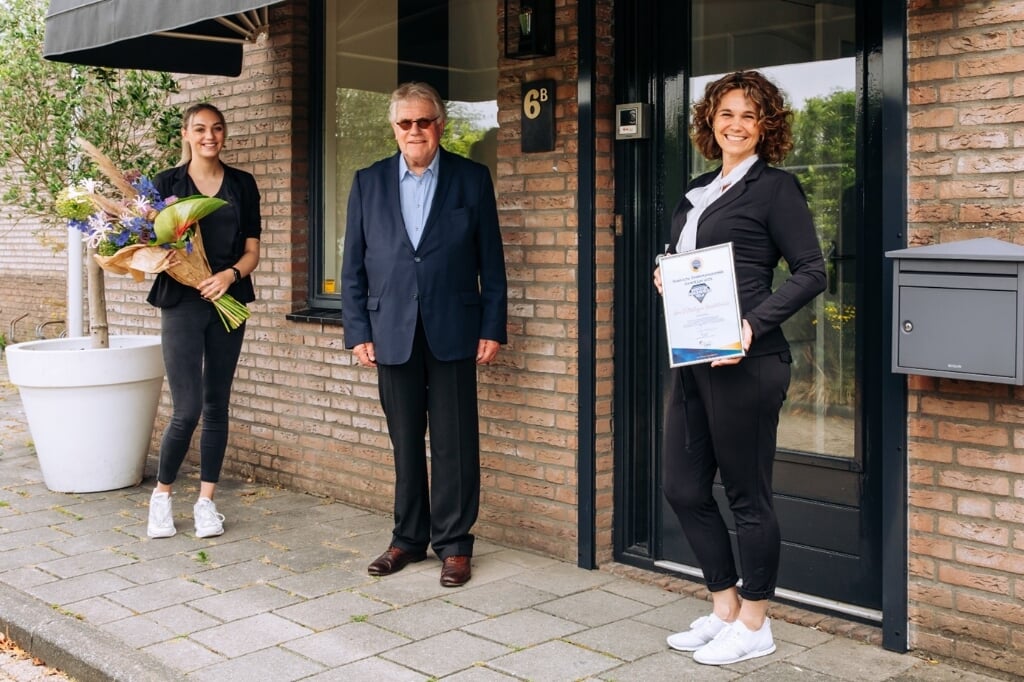 V.l.n.r. Larissa Lageweg, Jan Visser en Esther Bredewold, de Hoeksche Ondernemersheld van de maand juni. Foto: Heijblom Fotografie