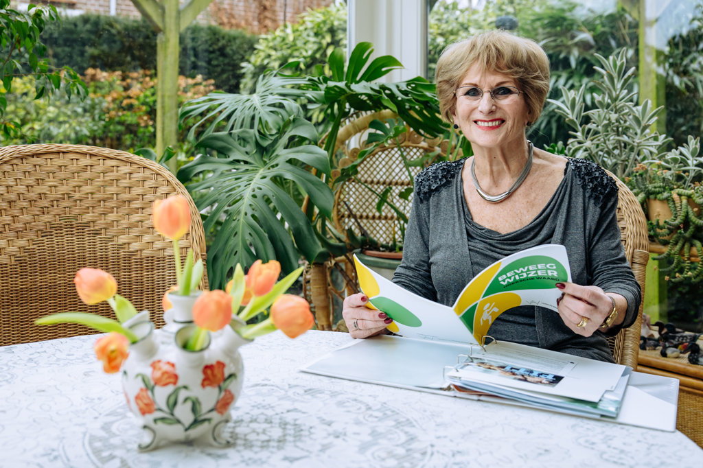 Mevrouw Marga Kwak is blij met Hoeksch huisbezoek: “Het helpt mij om zo lang en fijn mogelijk thuis te blijven wonen”. (foto: Heyblom Fotografie)
