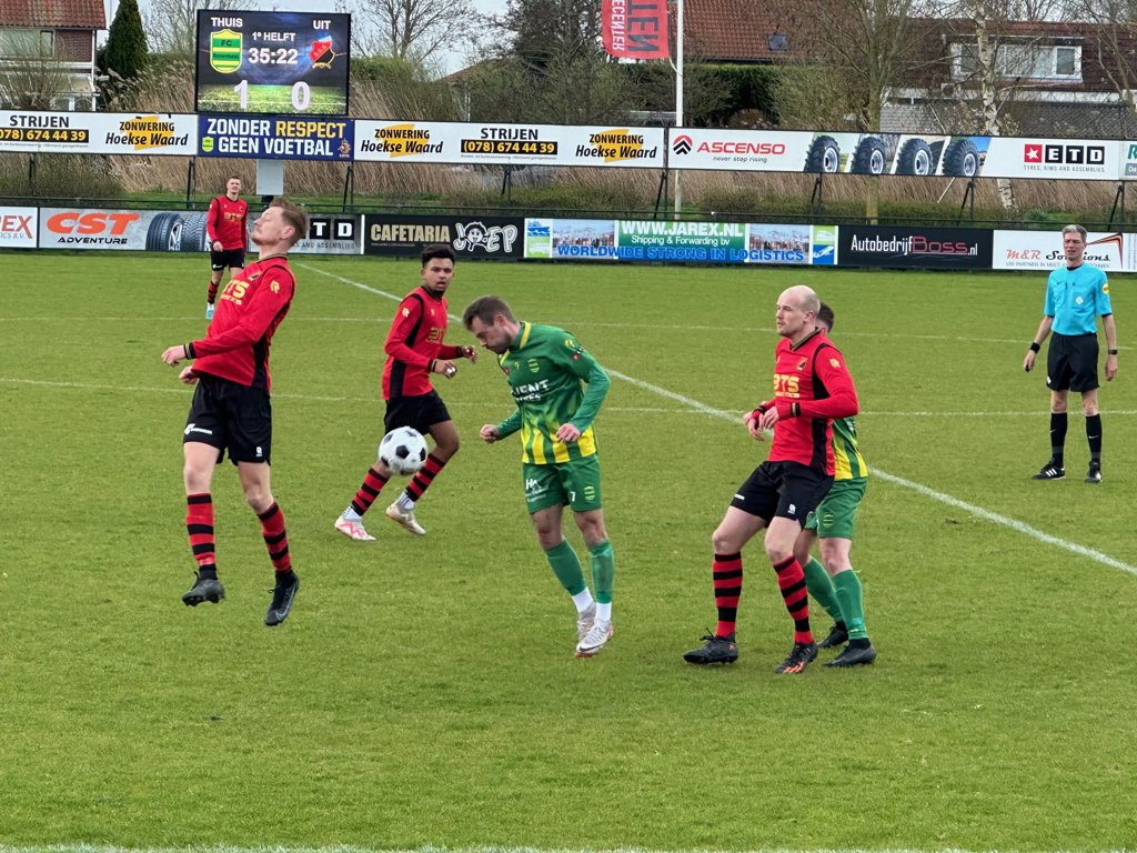 FC Binnenmaas (groene shirts) rekende in de derby op eigen veld in Maasdam af met SSS uit Klaaswaal (foto: pr SSS)