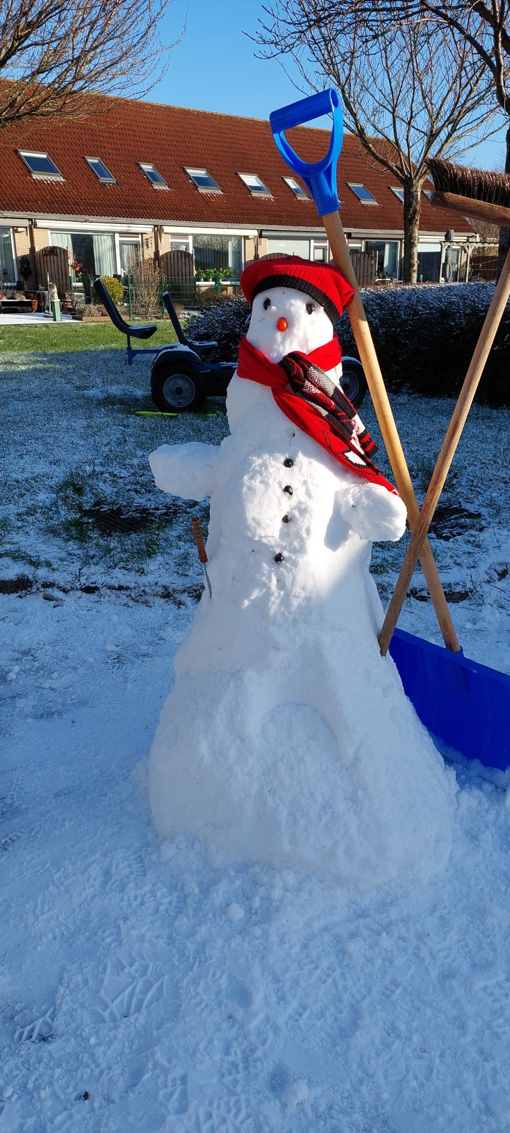 Lenie Waardenburg maakte een tijdje geleden deze foto. "Eindelijk weer eens genoeg sneeuw voor een mooie sneeuwpop."