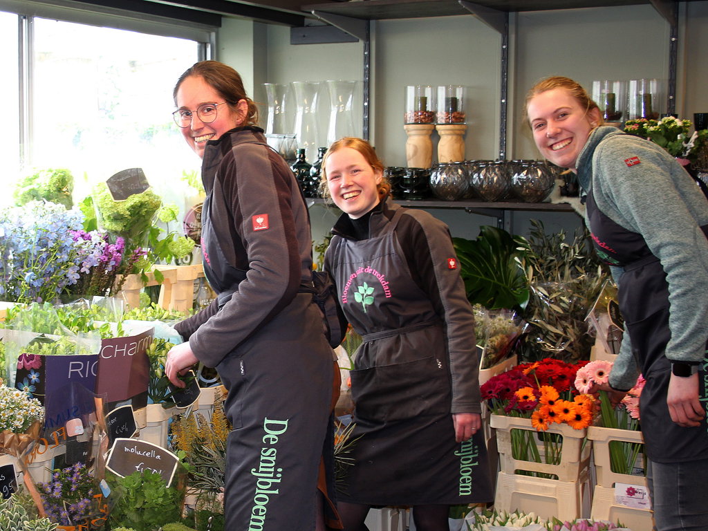 In de bloemenwinkel v.l.n.r.: bedrijfsleidster Marline, dochter Maaike Aletta en leerling Judith. (foto's: Koos Romeijn) 