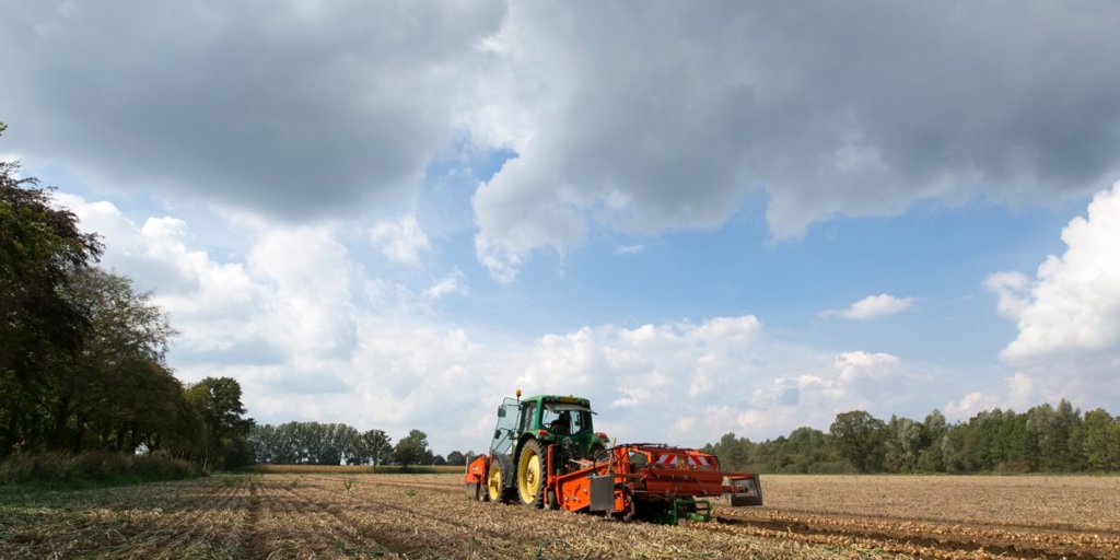 Altijd weer een plaatje: de boer op het land aan het werk in de oer Hoekschewaardse polders met zo'n al even oer Hollandse wolkenlucht als decor. 
